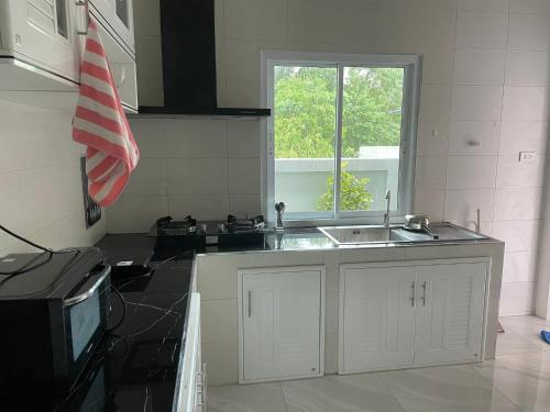 Η κουζίνα ή μικρή κουζίνα στο LOMA Pool Villa