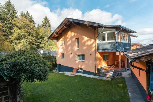 an aerial view of a house with a yard at Ferienwohnung Los Amigos in Thiersee