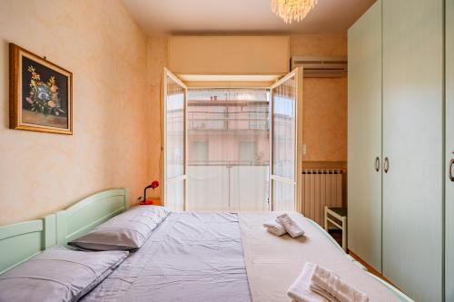 una camera da letto con un letto e una finestra di Blue Sky House a Ceriale