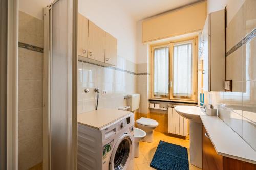 un bagno con lavatrice e lavandino di Blue Sky House a Ceriale