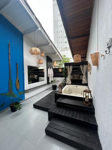 a bathroom with a bath tub on the side of a building at Flat 300m da Praia e Roda Gigante 2 andar com jacuzzi privativa in Balneário Camboriú