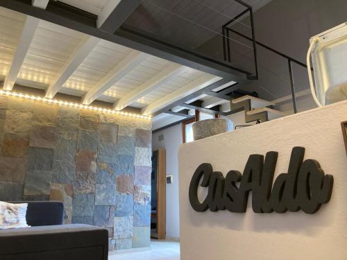 a lobby with a sign that reads okiki at Casaldo in Gardone Riviera