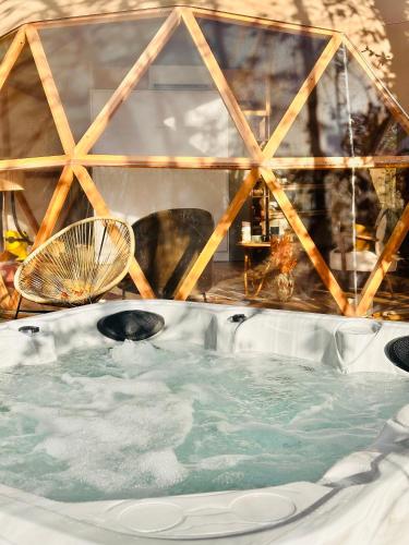 ein Whirlpool mit Ventilator in einem Zimmer in der Unterkunft La bulle d'Ostara 