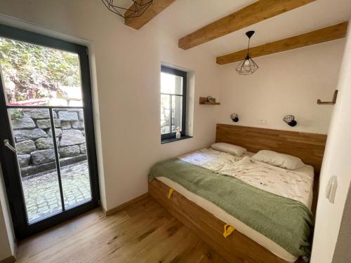 Postel nebo postele na pokoji v ubytování Horský apartmán Hygge Bedřichov