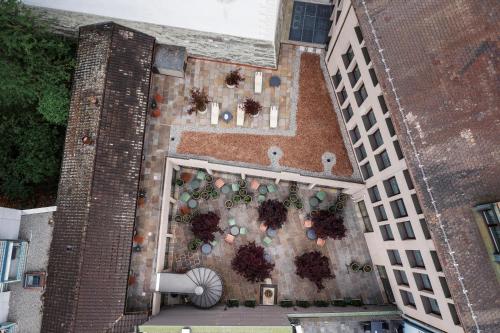 苏黎世Sorell Boutique-Hotel St Peter Zürich的俯瞰一座砖砌建筑，建筑内摆放着盆栽植物。