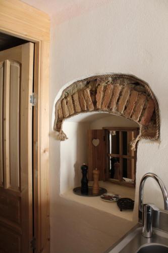 uma cozinha com um lavatório e um espelho na parede em Casa Paulini em Cisnadioara