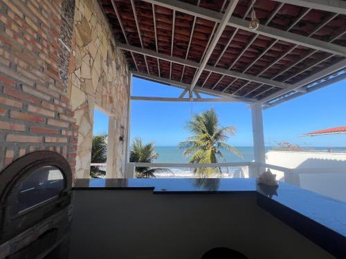 Zimmer mit Meerblick von einem Gebäude in der Unterkunft Casa La France in Caucaia