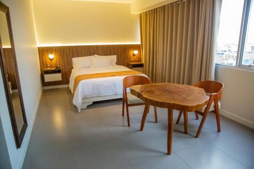 a hotel room with a bed and a table at Anqari Hotel in San Antonio