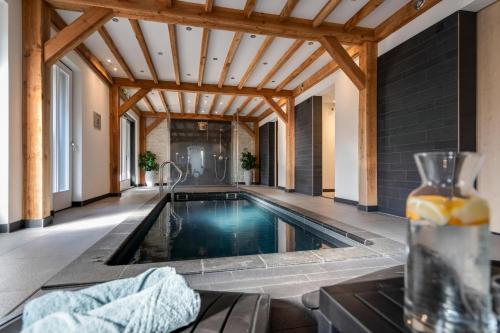 Bazén v ubytování Badhotel Bruin nebo v jeho okolí