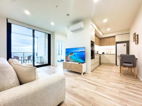 Μια τηλεόραση ή/και κέντρο ψυχαγωγίας στο Beauty in the Sky- 1BR Apt Opposite Central Market