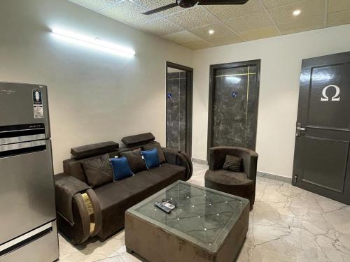 un salon avec un canapé et une table basse dans l'établissement Hotel Golf Sakura, à Gurgaon