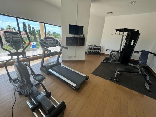 Fitness centrum a/nebo fitness zařízení v ubytování Gorgeous ocean view condo on Beach Golf & Marina Resort