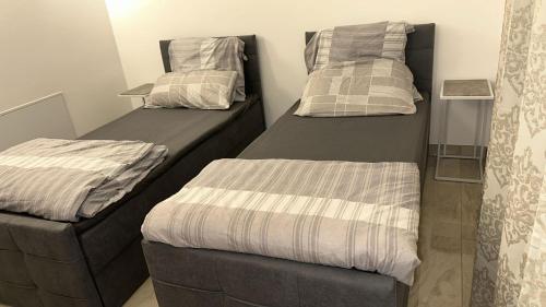 two twin beds in a room with at Schönes Apartment mit eigener Küche und eigenem Bad in Munich
