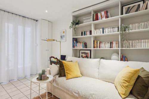 パリにあるBnBNova - 1BR - Les Invalides & Eiffel Tower-Family onlyのリビングルーム(白いソファ、本棚付)