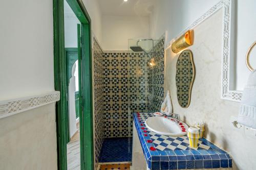 Ένα μπάνιο στο Riad Les Etoiles Berberes & SPA