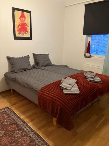une chambre avec un lit avec une couverture rouge dans l'établissement Skandinavian City home 76m2, à Rovaniemi