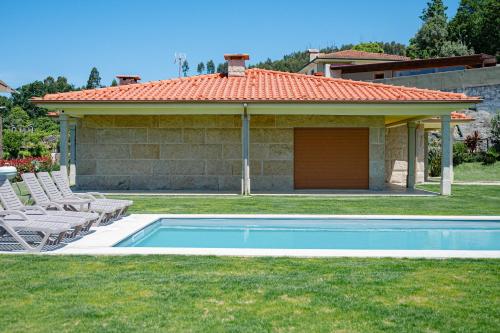 ein Swimmingpool vor einem Haus in der Unterkunft Brook House in Vieira do Minho
