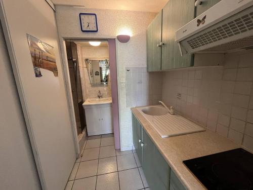 Η κουζίνα ή μικρή κουζίνα στο Appt Studio 2 couchages CAP D'AGDE NATURISME