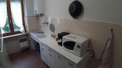 a kitchen with a sink and a microwave on a counter at La Maison d'la Brumatera , ALLOGGIO CON 2 CAMERE DA LETTO E VISTA in Rubiana