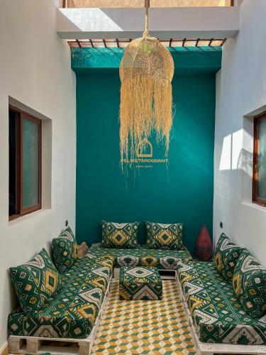 Una sala de estar con un sofá y una pared azul. en Palais Taroudant, en Taroudant