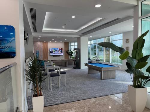 TV a/nebo společenská místnost v ubytování Sunrise on the Intracoastal