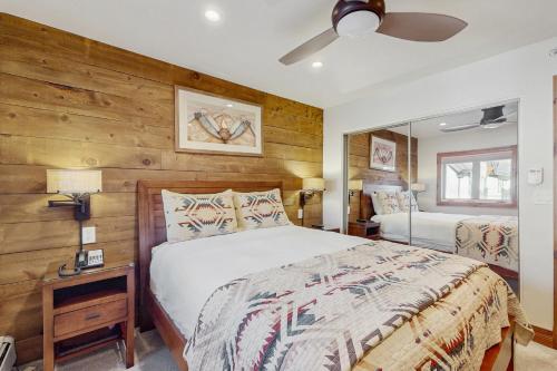 ein Schlafzimmer mit zwei Betten und einem Deckenventilator in der Unterkunft Lion Square Lodge South 556 in Vail