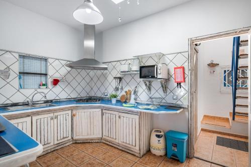 eine Küche mit einer blauen Arbeitsplatte in einem Zimmer in der Unterkunft Ventanas De Lanzarote in Playa Quemada