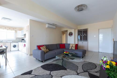 Η κουζίνα ή μικρή κουζίνα στο Spacious sea view apartment