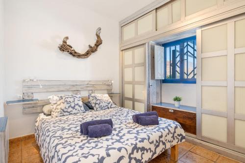 ein Schlafzimmer mit einem Bett mit zwei Kissen darauf in der Unterkunft Ventanas De Lanzarote in Playa Quemada