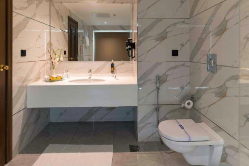 une salle de bain avec un lavabo et des toilettes dans l'établissement Faletti's Boutique Multan by The Windsor Group, à Multan