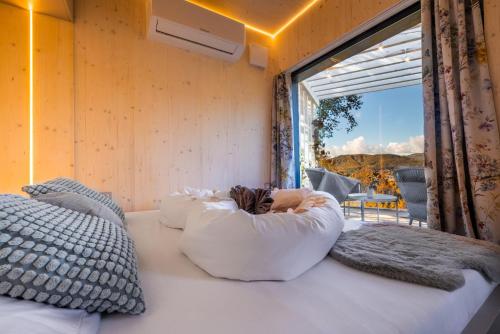 Giường trong phòng chung tại Kutica ZC