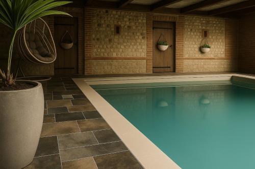 - une piscine dans une maison avec une plante en pot dans l'établissement L'Orée d'Etretat, à La Poterie-Cap-dʼAntifer