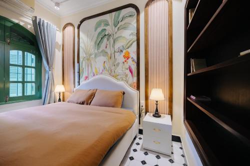 Giường trong phòng chung tại Deluxe Indochine 2BR & 1BA Panorama view in Hoan Kiem & Old Quarter