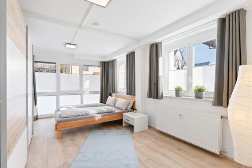 Postel nebo postele na pokoji v ubytování Helle & ruhige Eigentumswohnung nahe A81