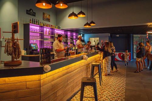 eine Gruppe von Menschen steht an einer Bar in der Unterkunft Camping Saint-Hilaire-de-Riez in Saint-Hilaire-de-Riez