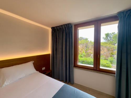 Postel nebo postele na pokoji v ubytování Sardegna Costa Corallina Appartamento Luxury Vista Mare in splendido villaggio - IUN R6511