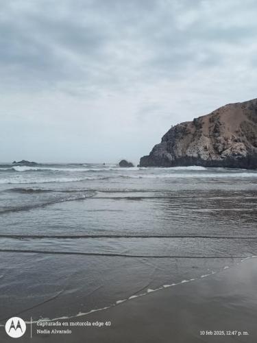 ein Bild eines Strandes mit dem Meer in der Unterkunft Casa cerca a la playa in Mala
