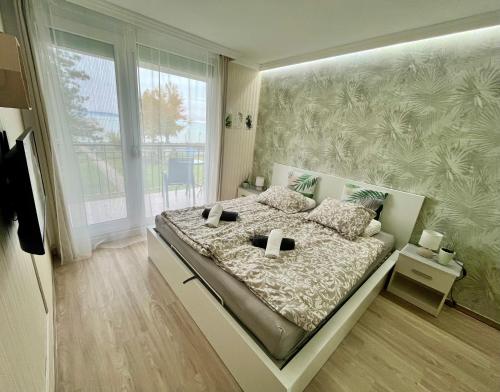 Postel nebo postele na pokoji v ubytování Siófok Panoráma Apartman