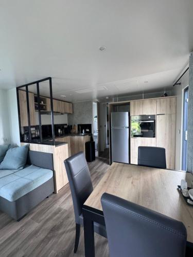 Køkken eller tekøkken på Chalet See 19 mit Seeblick