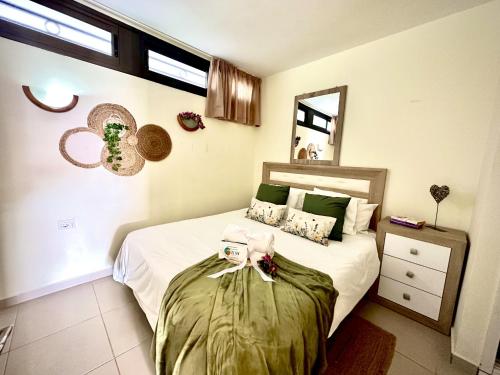 En eller flere senge i et værelse på Seafront Serenity Suite by Deihu Experiences