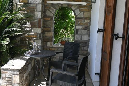 Tranquil Infinity Pool Getaway (private jacuzzi and steam bath, pool, garden, sea and city views)