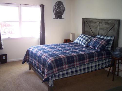 Postel nebo postele na pokoji v ubytování Cozy One-Bedroom Retreat in the Heart of Smithtown