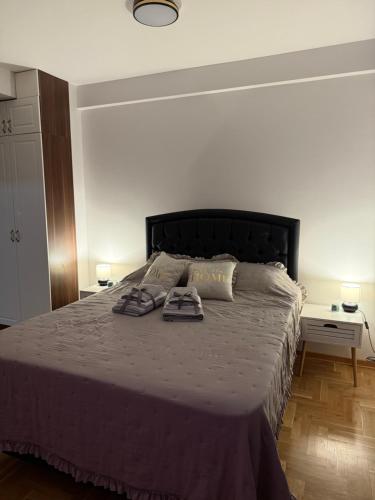 Un dormitorio con una cama con dos toallas encima. en Apartman Banjac, en Vrnjci