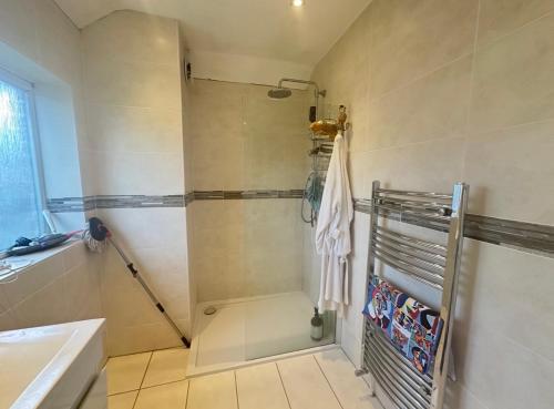 Ένα μπάνιο στο Single room in Croydon luxury spacious home