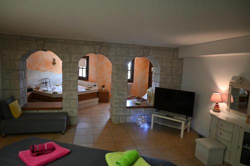 Tranquil Infinity Pool Getaway (private jacuzzi and steam bath, pool, garden, sea and city views)