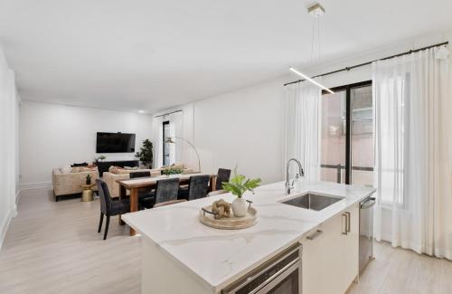 TV a/nebo společenská místnost v ubytování The Theodore New Orleans