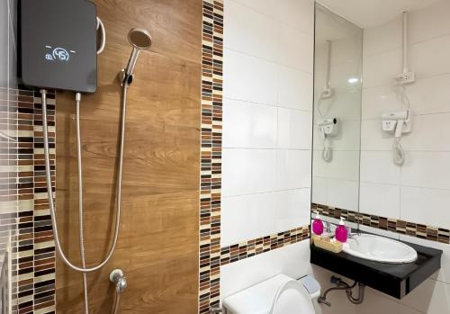 Ένα μπάνιο στο Lexis Residence - Newly Renovated Rooms