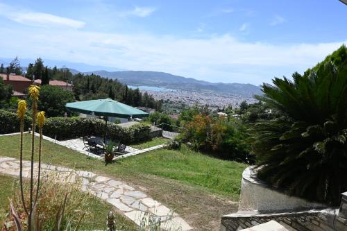 Tranquil Infinity Pool Getaway (private jacuzzi and steam bath, pool, garden, sea and city views)