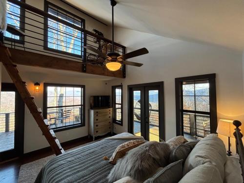 Ένα ή περισσότερα κρεβάτια σε δωμάτιο στο The Owl's Peak a Relaxing Smoky Mountain Escape