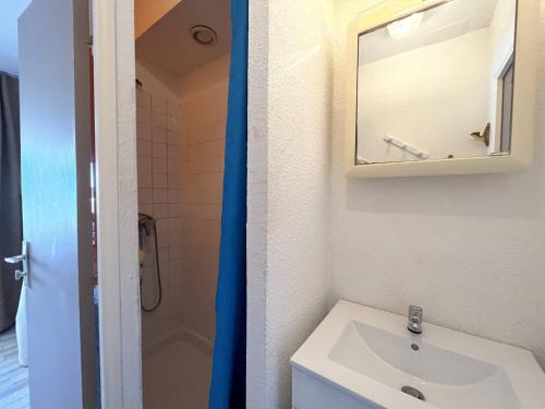 Appt Studio 2 couchages CAP D'AGDE NATURISME في كاب داغد: حمام مزود بحوض ومِرآة